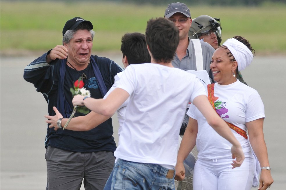 Sigifredo López junto a Piedad Cordava se reencuentra con sus familiares después de su cautiverio
