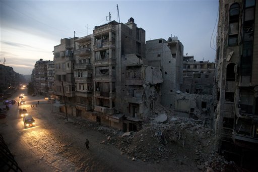Cae la noche en una zona de Alepo controlada por los rebeldes sirios el 29 de noviembre del 2012. La imagen es una de una serie de 20 de fotógrafos de AP que ganaron el premio Pulitzer 2013 (AP Foto/Narciso Contreras, Archivo)