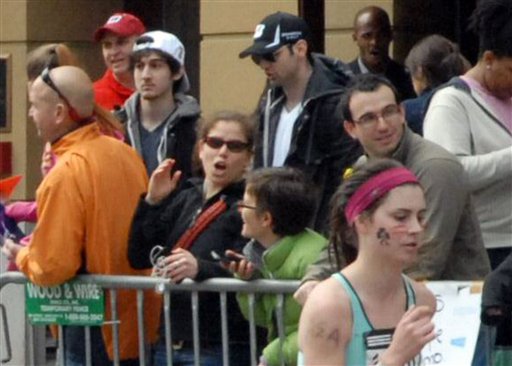 Foto tomada por Bob Leonard donde al fondo se ven Tamerlan Tsarnaev, de 26 años, y Dzhokhar A. Tsarnaev, de 19, presuntos autores de las explosiones en el Maratón de Boston, el 15 de abril de 2013. La imagen fue tomada unos 10 o 20 minutos antes de las detonaciones. (Foto AP/Bob Leonard)