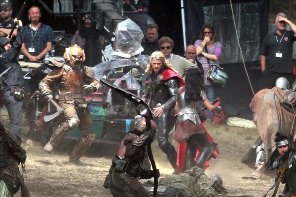 Una escena de Thor "The Dark World" donde se puede ver a Chris Hemsworth "Thor" librando una batalla junto a Jaimie Alexander "Sif" luchando contra los elfos oscuros