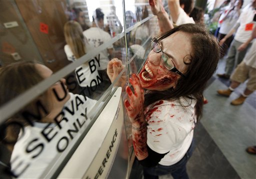 Shara Evans participa en el “apocalipsis zombi”, un simulacro hecho por estudiantes de la Universidad de Michigan para mostrar la respuesta apropiada a situaciones de desastre o emergencia, el martes 23 de abril de 2013. (Foto AP/Paul Sancya)