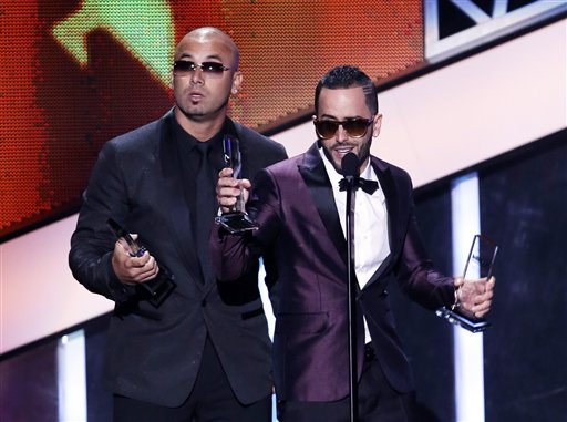 Wisin, a la izquierda, y Yandel aceptan el Premios Billboard de la Música Latina al dúo o grupo "Latin Rhythm" del año, el jueves 25 de abril del 2013 en Coral Gables, Florida. (AP Foto/Alan Díaz)