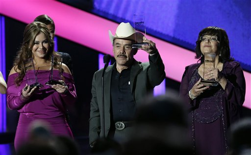 La familia de Jenni Rivera acepta sus seis Premios Billboard de la Música Latina, incluyendo el de artista del año, el jueves 25 de abril del 2013 en Coral Gables, Florida. (AP Photo/Alan Díaz)
