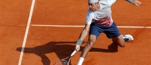 El argentino Juan Martín del Potro devuelve una pelota contra el ucraniano Alexandr Dolgopolov en el Masters de Montecarlo el martes, 16 de abril de 2013, en Mónaco. (AP Photo/Lionel Cironneau)