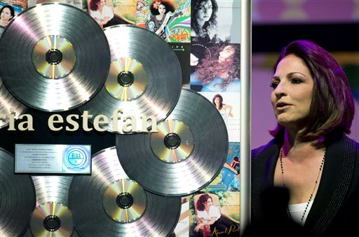 Gloria Estefan durante una sesión de preguntas y respuestas en la Conferencia Billboard de la Música Latina en Miami, el miércoles 24 de abril de 2013. Estefan dijo que está preparando un disco con canciones en inglés y español que saldrá para finales del año. (Foto AP/J Pat Carter)