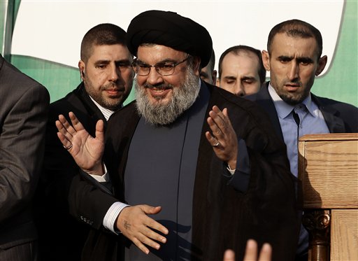 En esta fotografía del lunes 17 de septiembre de 2012, el líder de Jezbolá Hasán Nasralá (centro), saluda a simpatizantes en Beirut, Líbano. Nasralá dijo que los rebeldes sirios no serán capaces de vencer al régimen de Bashar Assad. (Foto AP/Hussein Malla/Archivo)