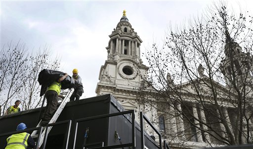Trabajadores preparan un palco para la prensa a medida que avanzan los preparativos para el funeral de la ex primera ministra Margaret Thatcher en la Catedral de San Pablo en Londres, el viernes 12 de abril de 2013. El funeral de Thatcher está previsto para el miércoles 18 de abril. (AP Foto/Kirsty Wigglesworth)