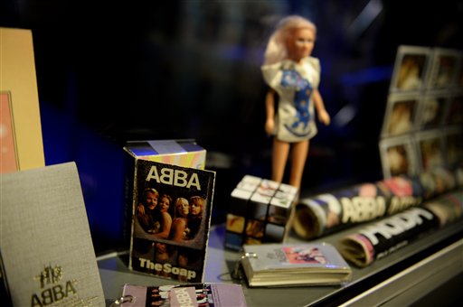 Objetos del Museo ABBA en el Salón de la Fama de la Música Sueca en Estocolmo, Suecia, el lunes 6 de mayo de 2013. El museo se inaugurará al público el martes con objetos, videos y vestuarios del grupo. (Foto AP/ Scanpix Sweden/ Jessica Gow)