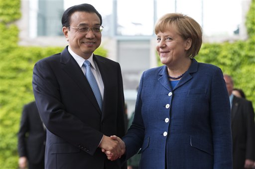 La canciller alemana Angela Merkel, derecha, estrecha la mano del primer ministro de China, Li Keqiang, en la cancillería de Berlín el domingo, 26 de junio del 2013. (Foto AP/Markus Schreiber)