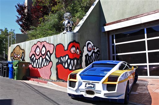 En esta foto del domingo 12 de mayo 2013, un mural pintado afuera de la casa del músico Chris Brown en Los Angeles que ha llevado a un grupo de vecinos a quejarse. (AP Foto/Richard Vogel)