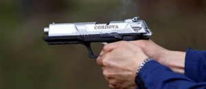 En esta fotografía del 29 de abril de 2013 un empleado dispara un prototipo de la nueva pistola "Córdova" producida por la estatal Industria Militar en Soacha, Colombia. La pistola 9 milímetros saldrá al mercado en los primeros días de junio. (AP foto/Fernando Vergara)