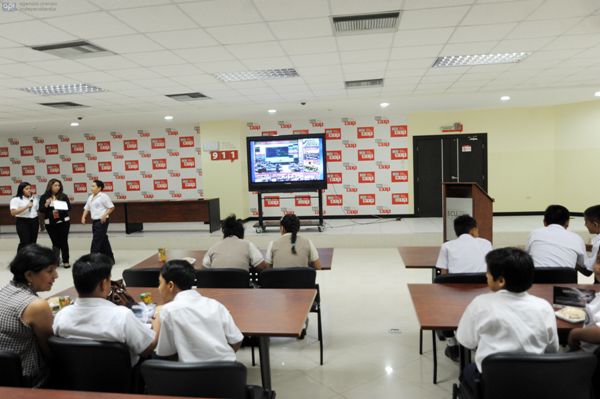 Guayaquil, En el ECU911 se recibio las primeras informaciones enviadas por el satelite PEGASO. A la misma acudieron estudiantes de diferentes instituciones educativas, los cuales pudieron ver la transmicion. APIFOTO/CÉSAR PASACA