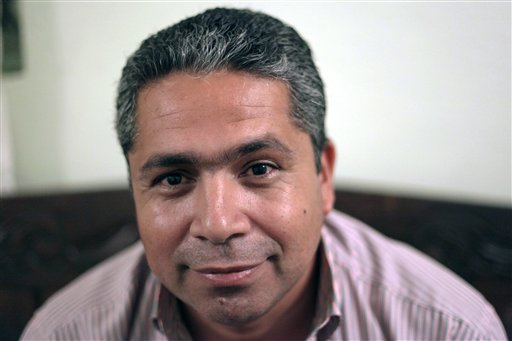 Edwin Pastrano, partidario de la oposición, fotografiado en su casa de Caracas el 30 de abril del 2013. La política ha dividido a muchas familias venezolanas, en las que algunos miembros apoyan apasionadamente al gobierno chavista y otras se oponen con la misma determinación. (AP Photo/Ariana Cubillos)