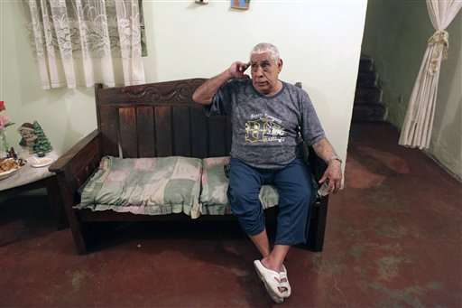 José Pastrano, de 71 años y firme chavista, fotografiado en su casa de Caracas el 30 de abril del 2013. Sus hijos José y Mauri están con la oposición. La política ha dividido a muchas familias venezolanas, en las que algunos miembros apoyan apasionadamente al gobierno chavista y otras se oponen con la misma determinación. (AP Photo/Ariana Cubillos)