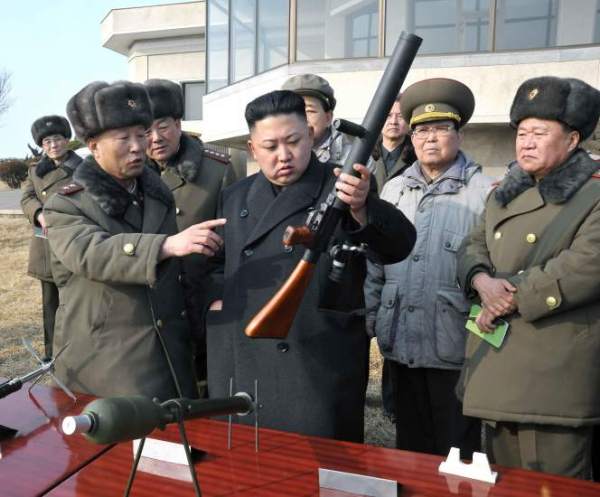 Kim Jong-un junto a su estado mayor de Defensa.