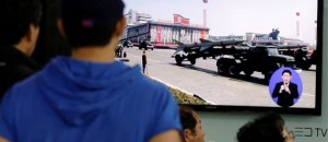 Sudcoreanos miran por televisión noticias que muestran misiles norcoreanos durante un desfile militar, en una estación de tren en Seúl, Corea del Sur, el sábado 18 de mayo de 2013. (Foto AP/Ahn Young-joon)
