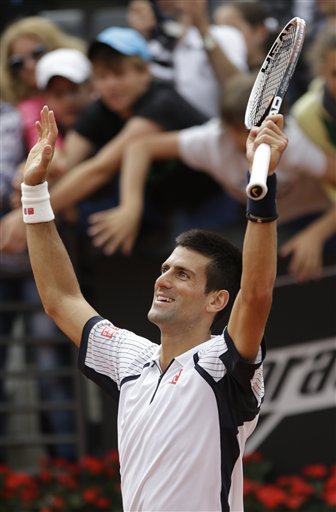 Novak Djokovic de Serbia celebra tras derrotar a Alexandr Dolgopolov de Ucrania durante su partido en el torneo de tenis Abierto de Italia en Roma. Jueves 16 de marzo de 2013. Djokovic derrotó a Dolgopolov 6-1, 6-4 y avanzó a los cuartos de final. (Foto de AP/Andrew Medichini)
