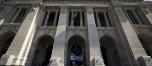 Abogados, políticos y empleados del sistema judicial se manifiestan en la escalinata del Palacio de Justicia en Buenos Aires, Argentina, el martes 16 de abril del 2013. Los manifestantes protestaron contra una reforma judicial propuesta por la presidenta Cristina Fernández.  (AP Foto/Victor R. Caivano)