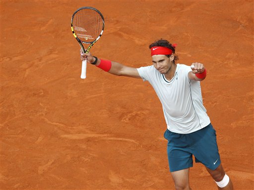El español Rafael Nadal festeja tras vencer a Ernests Gulbis en el Abierto de Italia el jueves, 16 de mayo de 2013, en Roma. (AP Photo/Riccardo De Luca)