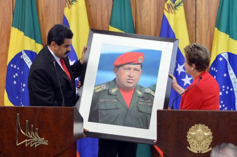 El presidente de Venezuela, Nicolás Maduro le entrega un retrato del fallecido presidente Chávez a Dilma Rousseff.