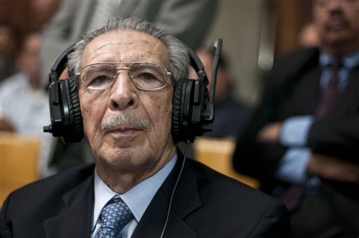 El ex dictador de Guatemala José Efraín Ríos Montt escucha el veredicto en el juicio en su contra por genocidio, en la capital del país, el 10 de mayo de 2013. (Foto AP/Luis Soto) 