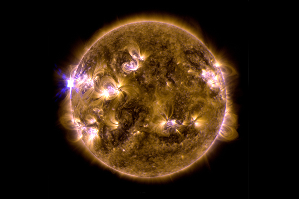 Imagen facilitada por la NASA de una de las tres erupciones colosales que el Sol registró la pasada medianoche como parte de la tormenta solar más poderosa en lo que va de año. La tercera erupción culminó a las 01.11 GMT del martes y emitió una llamarada solar del tipo X3.2, una de las más fuertes que puede lanzar la estrella, según los astrónomos. Las otras dos erupciones ocurrieron de la noche del domingo al lunes, y ese mismo día, todas originadas en una mancha muy activa situada en el lado izquierdo de la cara del Sol opuesta a la Tierra. EFE