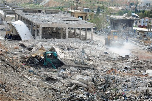 En esta fotografía difundida por la agencia noticiosa oficial siria SANA, se observan varias construcciones dañadas luego de un ataque aéreo israelí en Damasco, Siria, el domingo 5 de mayo de 2013. (Foto AP/SANA)
