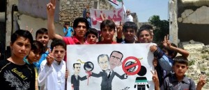 Imagen de periodistas ciudadanos provista por la red noticiosa Edlib y acreditada con base en su contenido y otro reporteo de The Associated Press, en la que manifestantes que se oponen al gobierno sirio sostienen un póster que dibuja al presidente Bashar Assad (izquierda), al canciller ruso Sergei Lavrov (al centro) y al presidente de Estados Unidos Barack Obama (derecha), durante una protesta en Kafr Nabil, en el norte de Siria, el viernes 10 de mayo de 2013. (Foto AP/Red noticiosa Edlib)