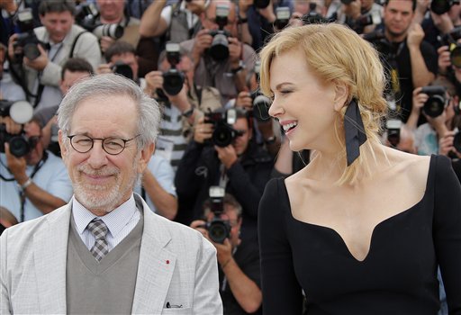 El presidente del jurado del Festival de Cine de Cannes Steven Spielberg y la integrante del jurado Nicole Kidman durante una sesión de fotos para la 66ª edición del festival en Francia, el miércoles 15 de mayo de 2013. (Foto AP/ Francois Mori)