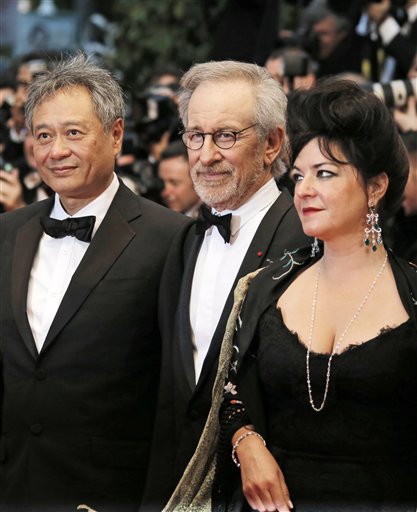 De izquierda a derecha los integrantes del jurado del Festival de Cine de Cannes, el director Ang Lee, el presidente Steven Spielberg y la directora Lynne Ramsay en la ceremonia de inauguración del festival y la función de “El gran Gatsby” en la 66ª edición del festival en Francia, el miércoles 15 de mayo de 2013. (Foto AP/Francois Mori)