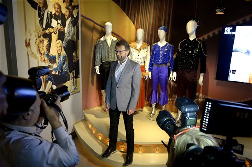 El ex integrante del grupo ABBA, Bjorn Ulvaeus, posa para un retrato durante un recorrido de prensa por el Museo ABBA en el Salón de la Fama de la Música Sueca en Estocolmo, Suecia, el lunes 6 de mayo de 2013. El museo se inaugurará al público el martes con objetos, videos y vestuarios del grupo. (Foto AP/ Scanpix Sweden/Janerik Henriksson)