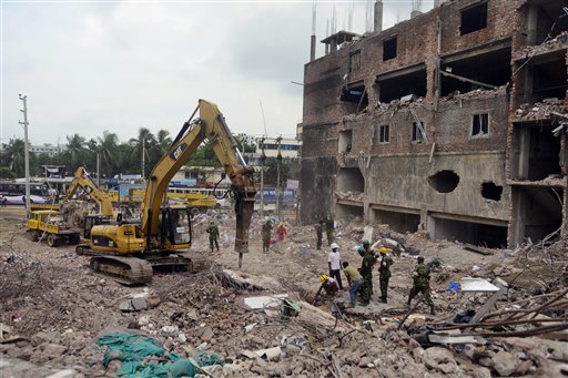 Vista de los escombros de un edificio derrumbado en Savar, cerca de Daca, Bangladesh, donde funcionaban talleres textiles, el 10 de mayo del 2013. (AP Foto/Ismail Ferdous)