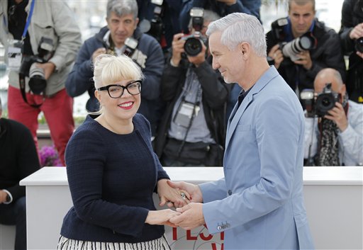 El director de “El gran Gatsby” Baz Luhrmann y su esposa la diseñadora de producción Catherine Martin durante una sesión de fotos en la 66ª edición del Festival de Cine de Cannes en Francia, el miércoles 15 de mayo de 2013. (Foto AP/ Lionel Cironneau)