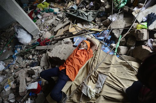 Un bengalí descansa en las ruinas de una fábrica de confección de ropa en Savar, cerca de Daca, en Bangladesh, el viernes 10 de mayo del 2013. Más de 1.000 personas murieron en el derrume de un edificio que contenía fábricas de ropa en ese país. (Foto AP/Ismail Ferdous)