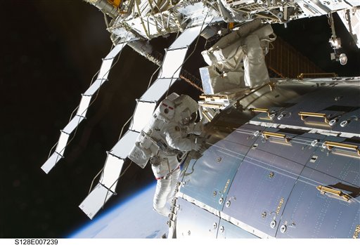 En esta imagen suministrada por la NASA, el astronauta Nicole Stott aparece en una caminata espacial en el exterior de la estación internacional espacial en órbita el 1 de septiembre del 2009. El 10 de mayo del 2013, una filtración de refrigerante hizo que la NASA estudiara la posibilidad de efectuar otra caminata espacial el día 11 para subsanar el problema. (AP Foto/NASA)