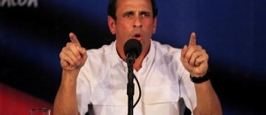 El líder opositor venezolano Henrique Capriles habla en una conferencia de prensa en su oficina en Caracas, en el esta foto del miércoles 24 de abril de 2013 (AP Foto/Fernando Llano)