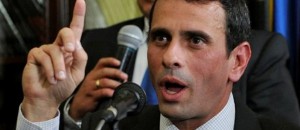 El líder opositor venezolano Henrique Capriles habla en una rueda de prensa en el Congreso en Bogotá, Colombia, el miércoles 29 de mayo de 2013. Capriles visita Bogotá para denunciar que el gobierno venezolano del presidente Nicolás Maduro es ilegítimo.  (AP Photo/Carlos Julio Martinez)