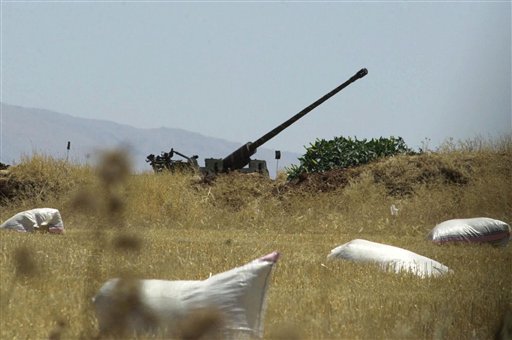 En esta foto del 1 de julio de 2001, se aprecia un cañón antiaéreo sirio en el valle oriental de Beka, en Líbano. Una acción militar internacional contra el gobierno sirio por su supuesto uso de armas químicas enfrentaría una de las defensas aéreas más formidables en el Oriente Medio, un sistema perfeccionado en los últimos años por equipos rusos de avanzada (AP Foto/Mahmoud Tawil, archivo)