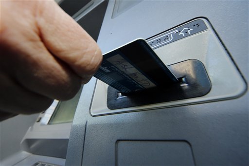 Una persona inserta una tarjeta de débito en un cajero automático en Pittsburgh, el sábado 5 de enero de 2013. Una pandilla de delincuentes cibernéticos robó 45 millones de dólares en unas horas tras ingresar en una base de datos de tarjetas de crédito prepagadas y después vaciar cajeros automáticos en el mundo, dijeron fiscales estadounidenses el jueves 9 de mayo de 2013. (AP Foto/Gene J. Puskar)