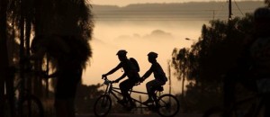 Ailton Mendes Coelho (der) y el voluntario Harley Alves se entrenan en las afueras de Brasilia el 20 de abril del 2013 con miras a la prueba anual Desafiando Límites para ciclistas ciegos. Con la ayuda de voluntarios, los ciegos pueden disfrutar también de paseos en bicicletas e incluso de competencias. (AP Photo/Eraldo Peres)