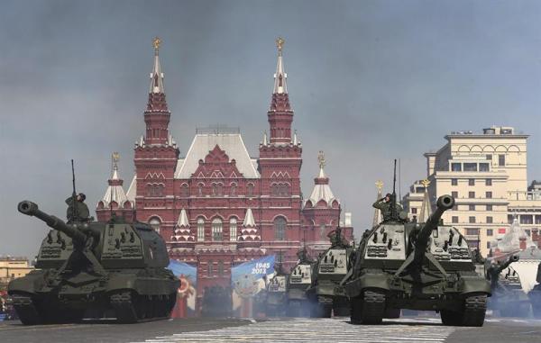Tanques atraviesan la Plaza Roja durante el tradicional desfile militar por el Día de la Victoria, que conmemora el triunfo de la Unión Soviética y los Aliados sobre la Alemania nazi durante la II Guerra Mundial