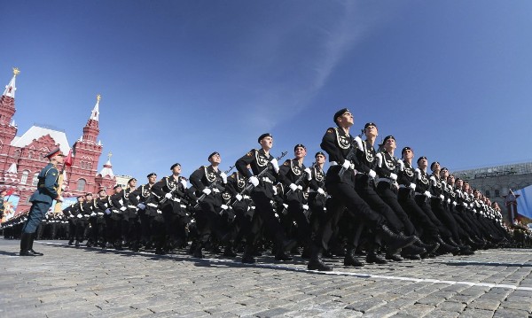 Soldados de la marina rusa desfilan durante las celebraciones por el Día de la Victoria