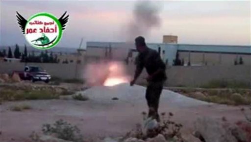 Esta imagen del video de un aficionado obtenida por un grupo que se autodenomina Ugarit News, consecuente con otros reportajes de la AP, muestra a un rebelde disparando un mortero en Alepo, Siria, el 28 de mayo del 2013 (AP Foto/Ugarit News via AP video)