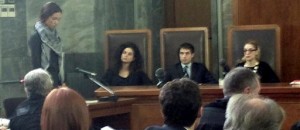 Karima el-Mahroug, la mujer en el centro del escándalo sexual que involucra al ex premier italiano Silvio Berlusconi, es vista en el banquillo de testigos en el juicio contra tres asistentes de Berlusconi acusados de reclutarla a ella y a otras mujeres jóvenes para prostitución en fiestas del político millonario, el viernes, 17 de mayo del 2013. (Foto AP/Luca Bruno)