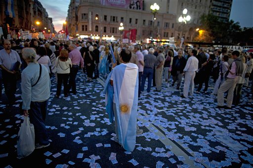 Manifestantes protestan contra una reforma judicial propuesta por la presidenta Cristina Fernández mientras los diputados la votan dentro del Congreso en Buenos Aires, Argentina, el miércoles 24 de abril de 2013. (AP foto/Natacha Pisarenko)
