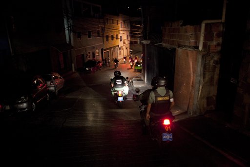 Soldados de la Guardia Nacional patrullan en motocicletas las calles del barrio caraqueño de Petare el 14 de mayo del 2013. El gobierno sacó al ejército a las calles para tratar de contener la violencia, que hace que la tasa de asesinatos de Venezuela sea la quinta más alta del mundo. (AP Photo/Ariana Cubillos)