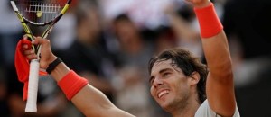 El español Rafael Nadal festeja tras vencer al checo Tomas Berdych y avanzar a la final del Abierto de Italia el sábado, 18 de mayo de 2013, en Roma. (AP Photo/Andrew Medichini)