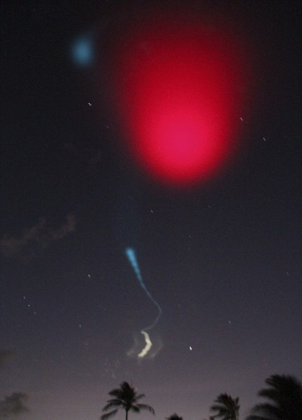 Fotografía cedida por la NASA, nubes de vapor blancas y rojas llenando los cielos de las Islas Marshall el pasado 7 de mayo de 2013, como parte del Experimento Vortex Ecuatorial de la NASA (EVEX). La nube roja se formó por la liberación de vapor de litio y las nubes blancas se formaron por la liberación de trimetil aluminio (TMA). Estas nubes permitieron a los científicos en el terreno de varias localidades de las Islas Marshall observar los vientos neutros en la ionosfera.