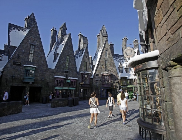  El parque temático “Mundo Mágico de Harry Potter” inaugurará en 2014 la nueva atracción "Diagon Alley y Londres" en los Estudios Universal de Orlando, Florida, anunciaron este miércoles Universal y Warner Bros Entertainment.