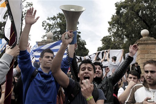 Numerosos estudiantes protestan contra un plan de rescate financiero durante una movilización afuera del Palacio Presidencial, en Nicosia, la capital de Chipre, el martes 26 de marzo de 2013. (AP Foto/Petros Giannakouris)